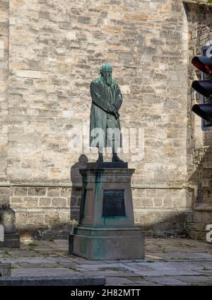 DORCHESTER, ROYAUME-UNI - 25 octobre 2021 : un cliché vertical de la statue du poète William Barnes à l'extérieur de l'église St Peters de Dorchester Banque D'Images