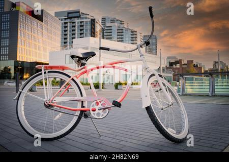 Calgary Alberta Canada, juillet 11 2021 : un vélo de croisière pour dames stationné sur un sentier du centre-ville dans une ville canadienne. Banque D'Images