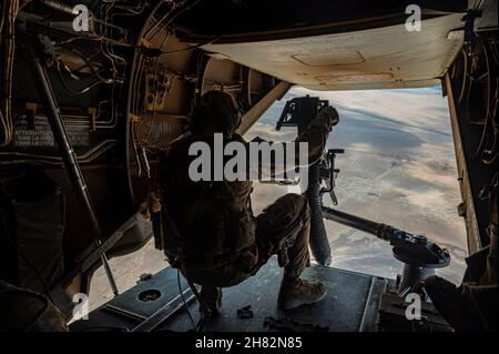 Camp Lemonnier, Djibouti.31 octobre 2021.Un Marine américaine avec un escadron de Tiltrotor moyen marin 161 (VMM-161) regarde un MV-22 Osprey lors d'un exercice de validation du Centre de coordination du rétablissement du personnel (CCRP) des États-Unis à Grand Bara, Djibouti, le 31 octobre 2021.Le CCRP, à l'appui de la Force opérationnelle interarmées combinée - Corne de l'Afrique (CJTF-HOA), effectue le rétablissement du personnel et l'évacuation des blessés pour les États-Unis et les partenaires conjoints en Afrique de l'est.L'exercice a mis en évidence les capacités des CCRP et a testé leur système de récupération du personnel et d'évacuation des blessés pour détecter les lacunes.(Image de crédit : © U.S. Air Force/ZUMA Banque D'Images