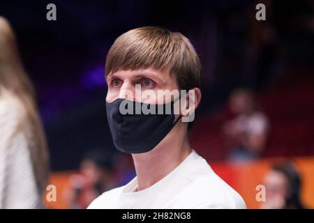 Saint-Pétersbourg, Russie.26 novembre 2021.Le Président de la Fédération russe de basket-ball Andrey Kirilenko est vu lors d'un match pour le 1er tour: Groupe H à la coupe du monde de basket-ball 2023 de la FIBA qui s'est tenue à l'arène Jubilee à Saint-Pétersbourg. Le score final du match entre l'Italie est de 84:78, en faveur de la Russie.Crédit : SOPA Images Limited/Alamy Live News Banque D'Images