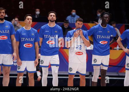 Saint-Pétersbourg, Russie.26 novembre 2021.Les joueurs de l'Italie sont vus pendant un match pour le 1er tour: Groupe H à la coupe du monde de basket-ball FIBA 2023 qualificatifs tenus à l'arène Jubilee à Saint-Pétersbourg.le score final du match entre l'Italie est 84:78, en faveur de la Russie.Crédit : SOPA Images Limited/Alamy Live News Banque D'Images