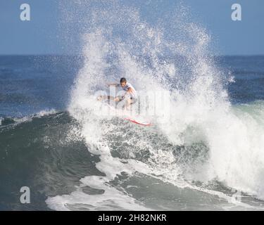 Haleiwa, Hawaï, États-Unis.26 novembre 2021.- Crosby Colapinto des États-Unis frappe la lèvre de la vague lors de l'ouverture de la menÕs ronde 80 du Michelob ULTRA Pure Gold Haleiwa Challenger au parc AliÕi Beach à Haleiwa, Hawaï.Glenn Yoza/CSM/Alamy Live News Banque D'Images