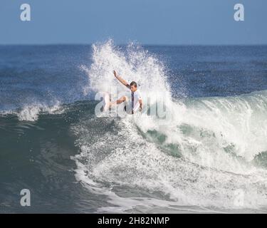 Haleiwa, Hawaï, États-Unis.26 novembre 2021.- Crosby Colapinto des États-Unis frappe la lèvre de la vague lors de l'ouverture de la menÕs ronde 80 du Michelob ULTRA Pure Gold Haleiwa Challenger au parc AliÕi Beach à Haleiwa, Hawaï.Glenn Yoza/CSM/Alamy Live News Banque D'Images