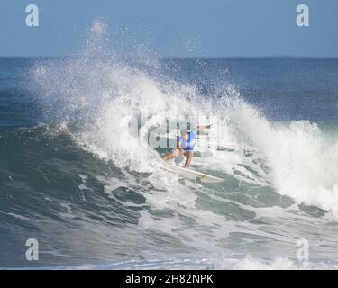 Haleiwa, Hawaï, États-Unis.26 novembre 2021.- Keanu Asing, d'Hawaï, se rend sur la vague lors de l'ouverture du menÕs rond 80 du Michelob ULTRA Pure Gold Haleiwa Challenger au parc AliÕi Beach de Haleiwa, Hawaï.Glenn Yoza/CSM/Alamy Live News Banque D'Images