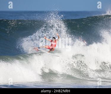 Haleiwa, Hawaï, États-Unis.26 novembre 2021.- Rio Waida, d'Indonésie, a dévalé la vague lors de l'ouverture du menÕs Round 80 du Michelob ULTRA Pure Gold Haleiwa Challenger au parc AliÕi Beach de Haleiwa, à Hawaï.Glenn Yoza/CSM/Alamy Live News Banque D'Images