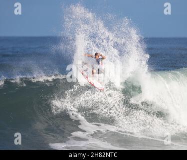 Haleiwa, Hawaï, États-Unis.26 novembre 2021.- Crosby Colapinto des États-Unis frappe la lèvre de la vague lors de l'ouverture de la menÕs ronde 80 du Michelob ULTRA Pure Gold Haleiwa Challenger au parc AliÕi Beach à Haleiwa, Hawaï.Glenn Yoza/CSM/Alamy Live News Banque D'Images