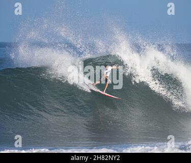 Haleiwa, Hawaï, États-Unis.26 novembre 2021.- Crosby Colapinto, des États-Unis, se rend sur la vague lors de l'ouverture de la menÕs ronde 80 du Michelob ULTRA Pure Gold Haleiwa Challenger au parc AliÕi Beach de Haleiwa, à Hawaï.Glenn Yoza/CSM/Alamy Live News Banque D'Images