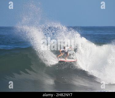 Haleiwa, Hawaï, États-Unis.26 novembre 2021.- Crosby Colapinto des États-Unis montre son style sur cette vague lors de l'ouverture de la menÕs ronde 80 du Michelob ULTRA Pure Gold Haleiwa Challenger au parc AliÕi Beach à Haleiwa, Hawaï.Glenn Yoza/CSM/Alamy Live News Banque D'Images