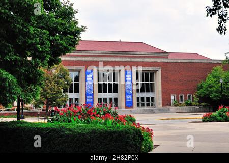 West Lafayette, Indiana, États-Unis.Le Stewart Center, sur le campus de l'Université Purdue, vu du Memorial Mall. Banque D'Images