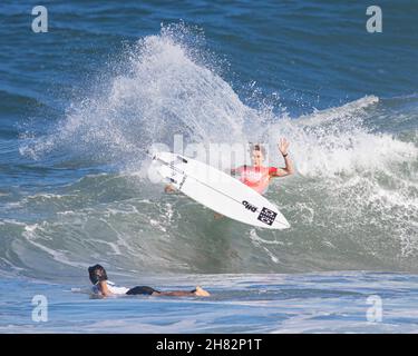 Haleiwa, Hawaï, États-Unis.26 novembre 2021.- Sheldon Simkus, d'Australie, perd son assise sur cette vague lors de l'ouverture du menÕs Round 80 du Michelob ULTRA Pure Gold Haleiwa Challenger au parc AliÕi Beach de Haleiwa, à Hawaï.Glenn Yoza/CSM/Alamy Live News Banque D'Images