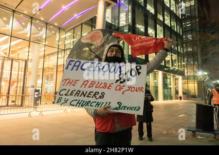 Un manifestant est vu portant un écriteau qui dit « Facebook,Arrêtez l'abus de vos employés par les services de Churchill lors d'une manifestation devant le siège social de Facebook à Warren Street à Londres.le groupe de manifestants dirigé par l'Independent Workers Union a protesté au bureau de Facebook à Londres après avoir augmenté la charge de travail sans augmentation de salaire.Jones Lang LaSalle (JLL) a confié à Churchill Services l'obligation de nettoyer le bureau de Facebook.De plus, ils auraient maltraité les femmes de ménage, ce qui aurait entraîné la manifestation. Banque D'Images