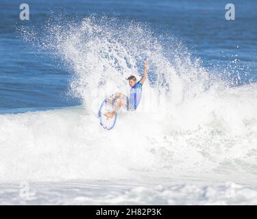 Haleiwa, Hawaï, États-Unis.26 novembre 2021.- Josh Burke, de la Barbade, a fait le succès de cette vague lors de l'ouverture du menÕs Round 80 du Michelob ULTRA Pure Gold Haleiwa Challenger au parc AliÕi Beach à Haleiwa, Hawaï.Glenn Yoza/CSM/Alamy Live News Banque D'Images