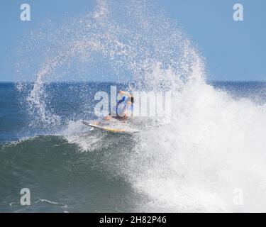 Haleiwa, Hawaï, États-Unis.26 novembre 2021.- Shoin Crawford d'Hawaï montre son style sur cette vague lors de l'ouverture de la menÕs ronde 80 du Michelob ULTRA Pure Gold Haleiwa Challenger au parc AliÕi Beach à Haleiwa, Hawaï.Glenn Yoza/CSM/Alamy Live News Banque D'Images