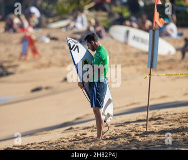 Haleiwa, Hawaï, États-Unis.26 novembre 2021.- Billy Kemper d'Hawaï se prépare à commencer sa chaleur lors de l'ouverture du menÕs Round 80 du Michelob ULTRA Pure Gold Haleiwa Challenger au parc AliÕi Beach à Haleiwa, Hawaï.Glenn Yoza/CSM/Alamy Live News Banque D'Images