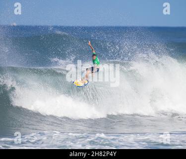 Haleiwa, Hawaï, États-Unis.26 novembre 2021.- Billy Kemper d'Hawaï flotte sur la vague lors de l'ouverture du menÕs Round 80 du Michelob ULTRA Pure Gold Haleiwa Challenger au parc AliÕi Beach à Haleiwa, Hawaï.Glenn Yoza/CSM/Alamy Live News Banque D'Images