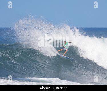 Haleiwa, Hawaï, États-Unis.26 novembre 2021.- Billy Kemper d'Hawaï fait cette vague lors de l'ouverture du menÕs Round 80 du Michelob ULTRA Pure Gold Haleiwa Challenger au parc AliÕi Beach de Haleiwa, Hawaï.Glenn Yoza/CSM/Alamy Live News Banque D'Images