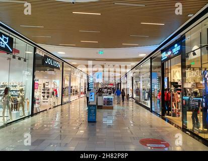 TARGU MURE, ROUMANIE - 24 octobre 2021 : une belle scène dans un centre commercial moderne de Targu Mures, Roumanie Banque D'Images