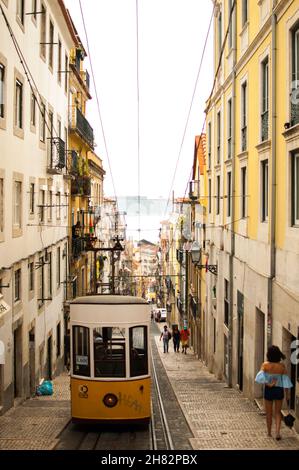 LISBONNE, PORTUGAL - 18 décembre 2017 : une photo verticale d'une rue de Lisbonne avec un tramway jaune Banque D'Images