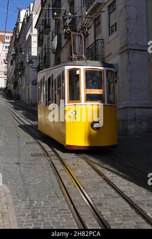 LISBONNE, PORTUGAL - 18 décembre 2017 : une prise verticale d'un tramway jaune à Lisbonne, Portugal Banque D'Images