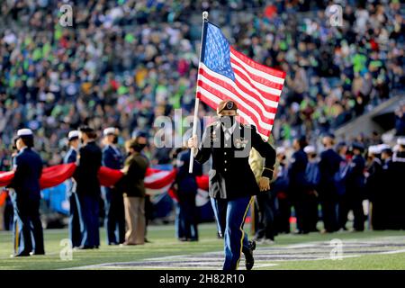 Seattle, Washington, États-Unis.21 novembre 2021.Sergent d'état-majorErica Myers, la femme en titre athlète de l'année de toute l'Armée, officier de police militaire et conseillère en opérations du 3e Escadron, 5e brigade d'assistance de la Force de sécurité, a été présentée dans un match Salute to Service au Lumen Field à Seattle, lors du match Seattle Seahawks/Arizona Cardinals, le 21 novembre 2021.Crédit : U.S. Marines/ZUMA Press Wire Service/ZUMAPRESS.com/Alamy Live News Banque D'Images