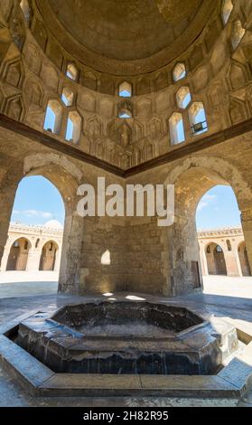 Intérieur de la fontaine d'ablution qui sert de cadre à la cour de la mosquée historique publique d'Ibn Tulun, surplombant les passages voûtés entourant la cour, quartier Sayyida Zaynab, le Caire, Égypte Banque D'Images