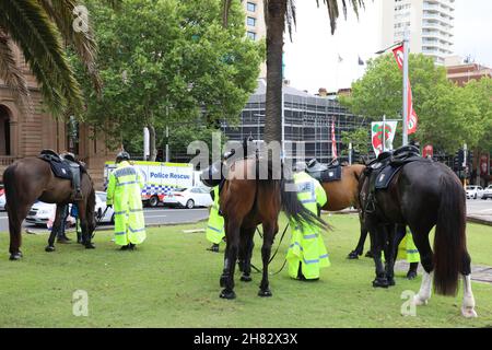 Sydney, Australie.27 novembre 2021.Des dizaines de milliers de personnes participent à la «Marche des lions contre les vaccinations obligatoires» pour protester contre les mandats de vaccination et l'apartheid médical.Photo : chevaux de police après le rallye.Credit: Richard Milnes/Alamy Live News Banque D'Images