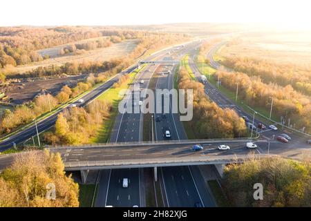 Vue aérienne sur le paysage d'une autoroute britannique et pont traversant la campagne pittoresque au coucher du soleil Banque D'Images