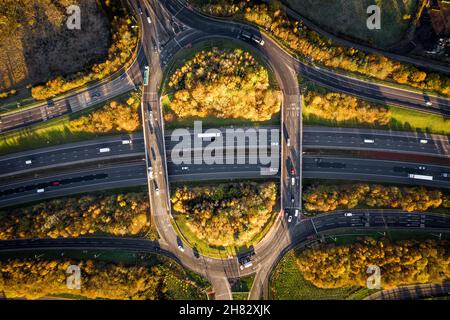 Vue aérienne directement au-dessus d'un rond-point de passage sur la jonction de l'autoroute M1 dans un environnement de campagne Banque D'Images