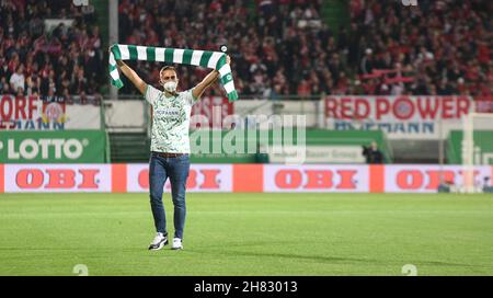 Deutschland, Fuerth, Sportpark Ronhof Thomas Sommer - 24.09.2021 - Fussball, 1.Bundesliga - SpVgg Greuther Fuerth vs. FC Bayern Munich image: SpVgg Greuther Fürth orateur de stade accueillant les supporters.Les réglementations DFL interdisent toute utilisation de photographies comme séquences d'images ou quasi-vidéo Banque D'Images