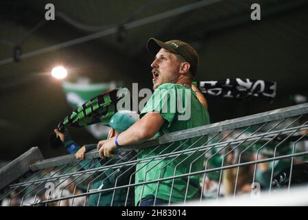 Deutschland, Fuerth, Sportpark Ronhof Thomas Sommer - 24.09.2021 - Fussball, 1.Bundesliga - SpVgg Greuther Fuerth vs. FC Bayern Munich image: Fuerth Supporters.Les réglementations DFL interdisent toute utilisation de photographies comme séquences d'images ou quasi-vidéo Banque D'Images