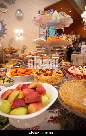 fruits et desserts au restaurant buffet Banque D'Images