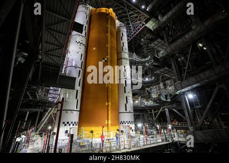 KENNEDY SPACE CENTER, FL, USA - 12 juin 2021 - la scène principale du système de lancement spatial (SLS) est vue au-dessus du lanceur mobile à l'intérieur de High Bay 3 du Vehi Banque D'Images