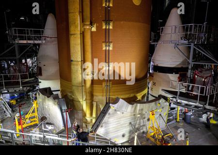 KENNEDY SPACE CENTER, FL, États-Unis - 12 juin 2021 - Equipes avec exploration Ground Systems et l'entrepreneur Jacobs Lower the Space Launch System (SLS) de la NASA Banque D'Images