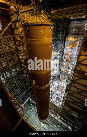 KENNEDY SPACE CENTER, FL, États-Unis - 12 juin 2021 - des équipes de la NASA’s exploration Ground Systems et de l’entrepreneur Jacobs Lift the Space Launch System (SLS) c Banque D'Images