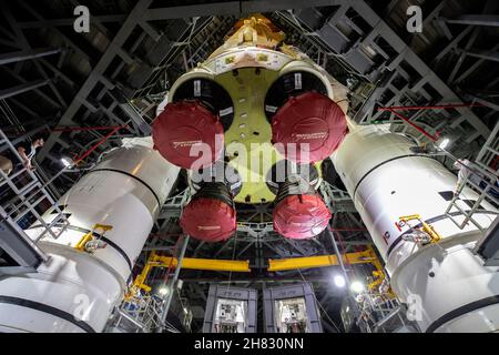 KENNEDY SPACE CENTER, FL, États-Unis - 12 juin 2021 - Equipes avec exploration Ground Systems et l'entrepreneur Jacobs Lower the Space Launch System (SLS) de la NASA Banque D'Images