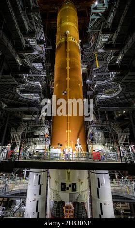 KENNEDY SPACE CENTER, FL, États-Unis - 12 juin 2021 - Equipes avec exploration Ground Systems et l'entrepreneur Jacobs Lower the Space Launch System (SLS) de la NASA Banque D'Images