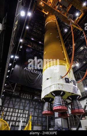 KENNEDY SPACE CENTER, FL, États-Unis - 12 juin 2021 - Equipes avec exploration Ground Systems et l'entrepreneur Jacobs Lower the Space Launch System (SLS) de la NASA Banque D'Images