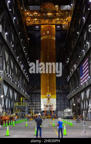 KENNEDY SPACE CENTER, FL, États-Unis - 12 juin 2021 - Equipes avec exploration Ground Systems et l'entrepreneur Jacobs Lower the Space Launch System (SLS) de la NASA Banque D'Images