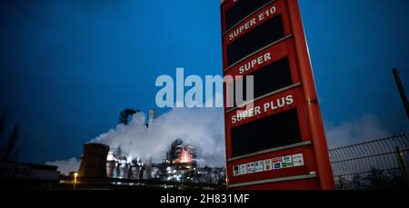 Duisburg, Allemagne.27 novembre 2021.Un panneau d'affichage d'une station-service est visible devant l'usine d'acier ThyssenKrupp de Duisburg Beeck.Credit: Fabian Strauch/dpa/Alay Live News Banque D'Images