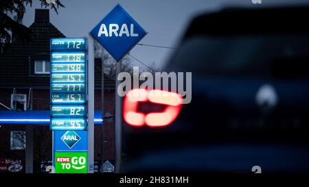 Oberhausen, Allemagne.27 novembre 2021.Un panneau d'affichage électronique indique les prix actuels de l'essence dans une station de remplissage d'Aral à Oberhausen.Credit: Fabian Strauch/dpa/Alay Live News Banque D'Images