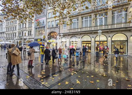 Munich, Bavière, Allemagne.27 novembre 2021.Un magasin Zara à Munich, en Allemagne avec une file d'attente pour entrer pendant la semaine du Vendredi fou.Crédit : ZUMA Press, Inc./Alay Live News Banque D'Images