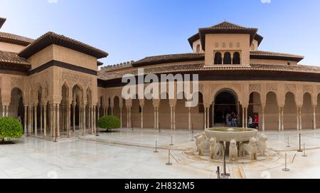 Alhambra Grenade Espagne - 09 14 2021 : vue extérieure sur le patio aux Lions, fontaine de douze lions de marbre sur le palais des Lions ou Harem, Alh Banque D'Images