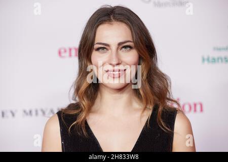 Hambourg, Allemagne.26 novembre 2021.Maria Astor, influenceur, arrive aux 'Emotion.Awards' pour les femmes à Curiohaus.Credit: Georg Wendt/dpa/Alay Live News Banque D'Images