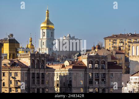 KIEV, UKRAINE - 16 novembre 2021 : place de l'indépendance à Kiev.Vue sur la partie centrale de Kiev, la cathédrale Sainte-Sophie, la rue Khreshchatyk et Independen Banque D'Images