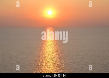 Coucher de soleil, coucher de soleil clair sur la mer avec reflet Banque D'Images