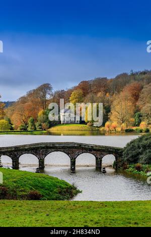 Couleurs automnales vives sur les arbres entourant le Panthéon et le lac dans les jardins de Stourhead, Wiltshire, Angleterre, Royaume-Uni Banque D'Images