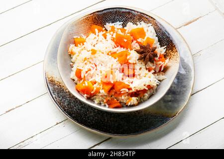 Riz à la citrouille parfumée et juteuse.Pilaf de légumes Banque D'Images