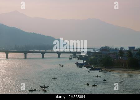 Lăng et les ponts au-dessus de l'entrée de Lap an Lagoon (Đầm Lập an), Phú Lộc, Vietnam Banque D'Images