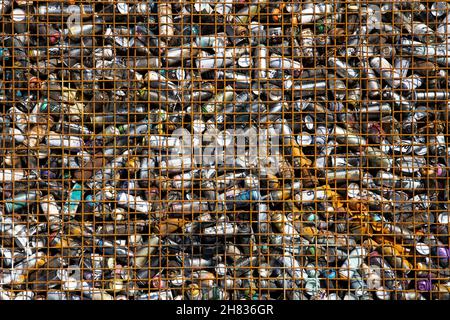 Cage métallique pleine de bombes aérosol de graffiti vides dans la zone de l'abattoir (Schlachthofviertel), Munich, Bavière, Allemagne. Banque D'Images