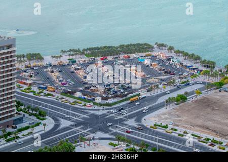 Belle vue sur la marina de Lusail après le coucher du soleil.Marché alimentaire Lusail Arena Banque D'Images